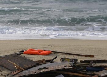 بينهم عشرات السوريين.. إنقاذ قاربين خشبيين مكتظين بالمهاجرين في عُرض البحر المتوسط