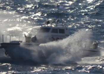 وسط رياح عاتية.. فقدان بحارَين سوريَّيْن و8مصريّين قرب جزيرة يونانية