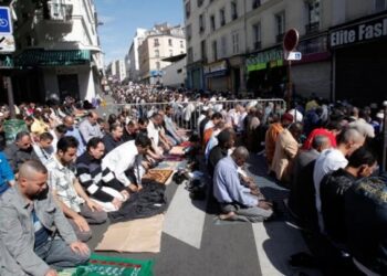 تهديدات بالقتل وتصاعد الهجمات على المساجد.. السوريون في أوروبا يشعرون بالخوف