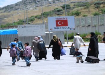 انخفاض كبير لعدد السوريين في تركيا (إحصائية)