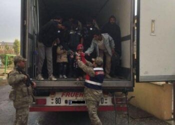 تركيا تضبط سوريين داخل حافلة على حدود اليونان