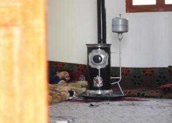 الذهب مقابل التدفئة.. معادلة صعبة تُفرض على كثير من السوريين في مناطق سيطرة اﻷسد