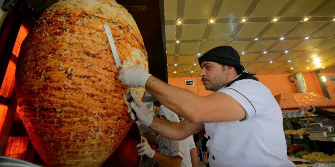 “اختراع” جديد شهده عالم الشاورما في دمشق خلال 2023.. تعرّف إليه !