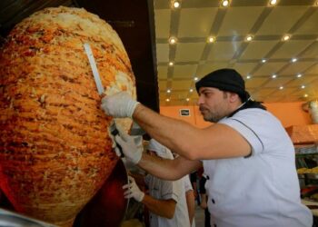 “اختراع” جديد شهده عالم الشاورما في دمشق خلال 2023.. تعرّف إليه !