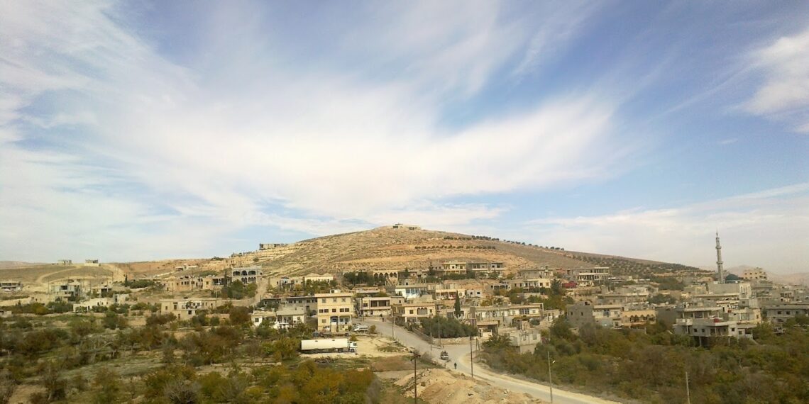 أوضاع سيئة وخدمات غائبة.. بضعة سرافيس مخصصة لعشرات اﻵلاف في بلدة بريف دمشق