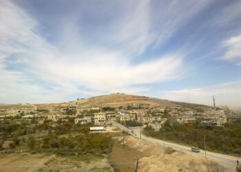 أوضاع سيئة وخدمات غائبة.. بضعة سرافيس مخصصة لعشرات اﻵلاف في بلدة بريف دمشق