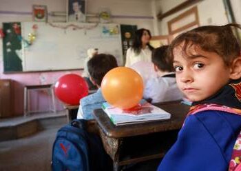 طلاب المدارس في مناطق سيطرة اﻷسد ضحايا للفشل اﻹداري وسرقة المخصصات