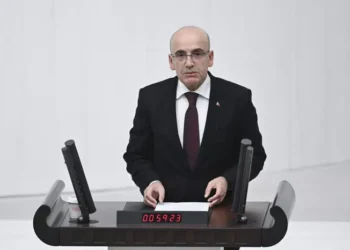 هل يُعفى السوريون في تركيا من الضرائب؟ وزير الخزانة والمالية يجيب