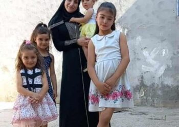 الأم وأطفالها