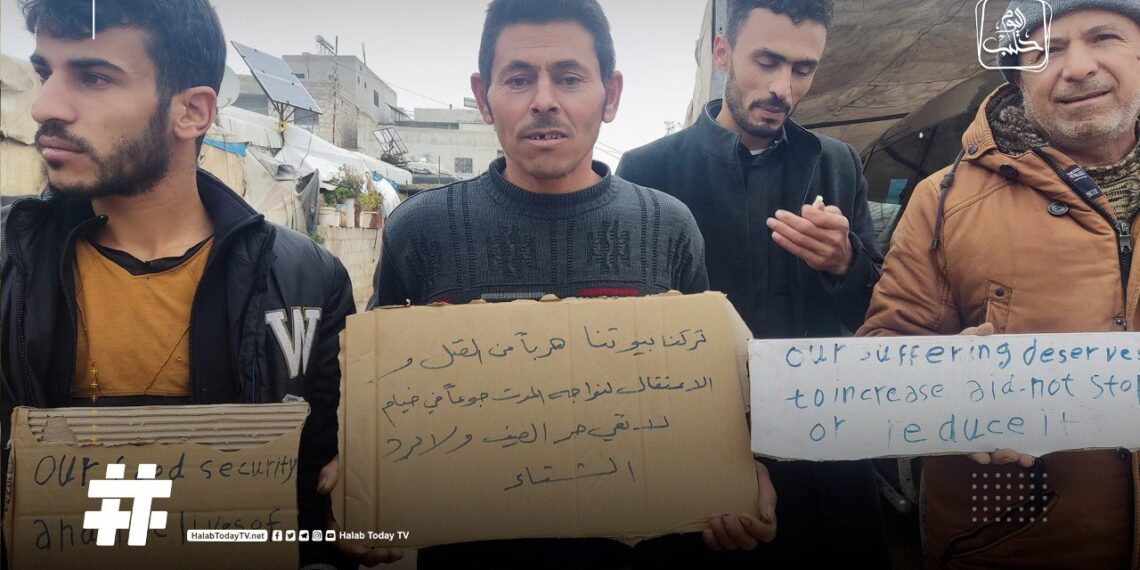 نازحون بريف إدلب يحتجون على وقف برنامج اﻷغذية العالمي أنشطته في سوريا