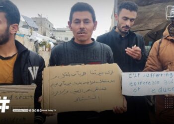 نازحون بريف إدلب يحتجون على وقف برنامج اﻷغذية العالمي أنشطته في سوريا