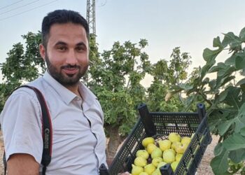 أُفرج عنه بموجب تعهّد.. القصة الكاملة لاعتقال الإعلامي عدنان فيصل الإمام على معبر الغزاوية