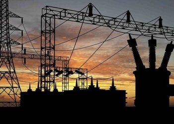 السوريون في مناطق سيطرة اﻷسد يعودون لاختراع قديم من أجل اﻹنارة