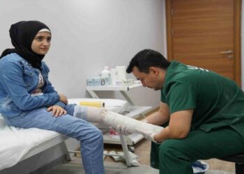 “كل شيء من الله.. المهم أنني لا أستسلم”.. هذا ما تحلم به طفلة سورية فقدت ساقها في 6 شباط