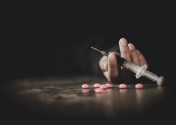 مهدئات وحبوب منومة ومخدرات.. ظاهرة خطيرة تتفاقم في أوساط المراهقين واﻷطفال بمناطق سيطرة اﻷسد