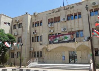 عناصر من قوات اﻷسد يبتزون الطلاب لدفع إتاوات في جامعة دير الزور