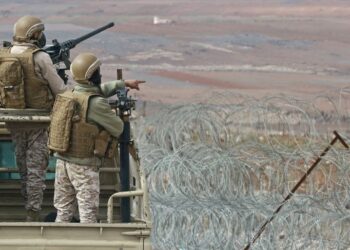 أخفى هوية أحد المعتقلين.. الجيش اﻷردني ينشر صور 8 من أصل 9 “سوريين” أوقفهم عقب اشتباكات على الحدود