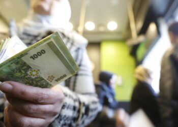 خاص | بحثاً عن طرق للعيش.. حيل غريبة يلجأ إليها الموظفون لدى سلطة اﻷسد بالاتفاق مع مدراءهم