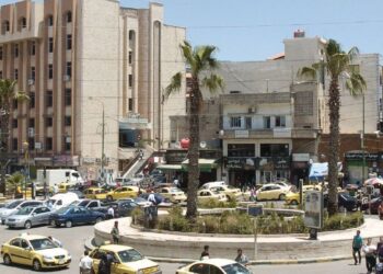 مسؤول في سلطة الأسد يكشف عن استقالة مئات العاملين من وظائفهم في حماة