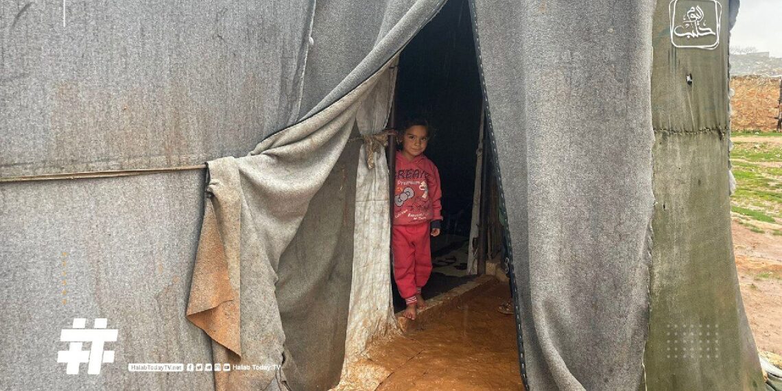 منسقو الاستجابة: قرابة 10 آلاف مدني تضرّروا في مخيمات الشمال السوري