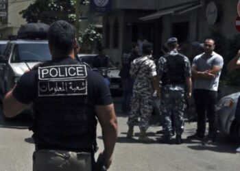 شاب لبناني يفتح النار على مجموعة سوريين ويصيب ثلاثة منهم على أوتوستراد المنية