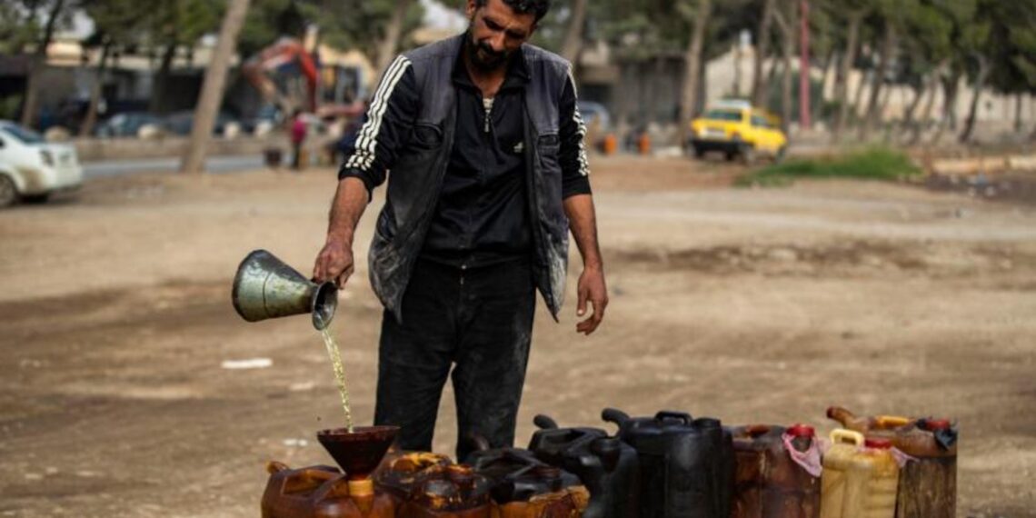 المازوت “الحر” يحلّق عالياً في مناطق سلطة اﻷسد