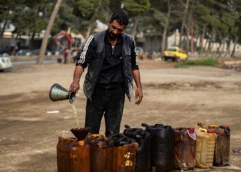 المازوت “الحر” يحلّق عالياً في مناطق سلطة اﻷسد