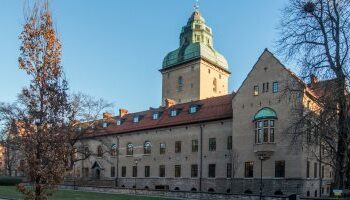 السويد تحاكم ضابطاً سابقاً بقوات اﻷسد بتهمة ارتكاب جرائم حرب في حمص وحماة