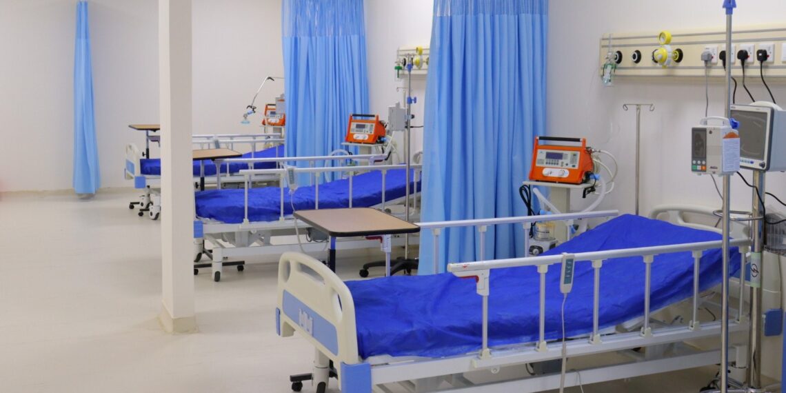 ابتزاز واستغلال.. فلسطينيون يطالبون اﻷونروا بإعادة النظر في دعمها لمشافٍ بحلب