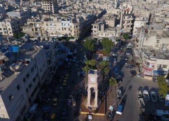 خاص | مالك منزل بإدلب يرمي بأغراض أحد النازحين في الشارع بسبب اﻹيجار.. المُهجرون فريسة سهلة لجشع أصحاب العقارات وحكومة اﻹنقاذ غائبة عن المشهد