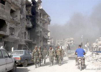 ماهر الأسد يبيع حديد وأنقاض الحجر اﻷسود بعد سنوات من هدم المنازل على رؤوس ساكنيها