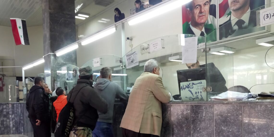 حكومة اﻷسد تلحق بركب التطوّر.. هكذا يعاني السوريون من الدفع اﻹلكتروني “الحديث”