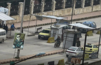 حاجز "الفرقة الرابعة" الفاصل بين مناطق سيطرة سلطة الأسد وحي الشيخ مقصود في حلب