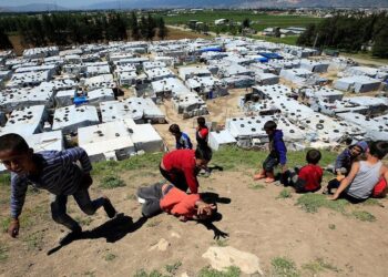 صورة قديمة لأطفال من مخيمات لبنان