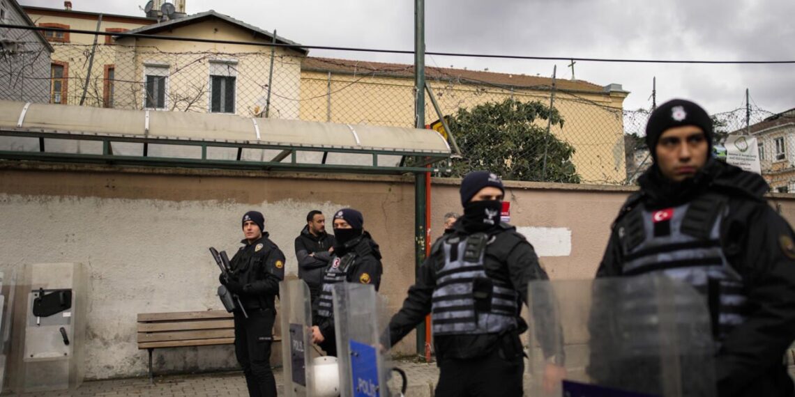 عناصر من الشرطة التركية تغلق الشارع أمام كنيسة سانتا ماريا في إسطنبول