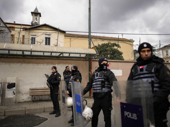 عناصر من الشرطة التركية تغلق الشارع أمام كنيسة سانتا ماريا في إسطنبول