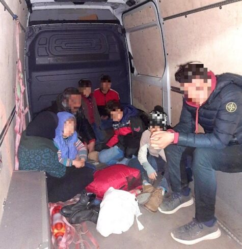 مهاجرون سوريون عثرت عليهم الشرطة الألمانية في شاحنة صغيرة أثناء تهريبهم 