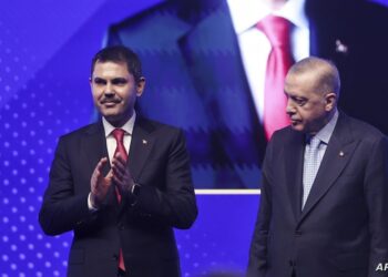 الرئيس التركي مع مرشح حزب العدالة والتنمية لبلدية إسطنبول مراد كوروم