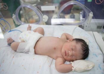 فقدان حاضنات الأطفال يضاعف معاناة اﻷهالي مع انتشار واسع لذات الرئة شرقي ديرالزور