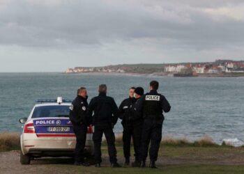 منهم سوريون.. فرنسا تعلن إنقاذ 70 مهاجراً من بحر المانش أثناء توجههم إلى بريطانيا