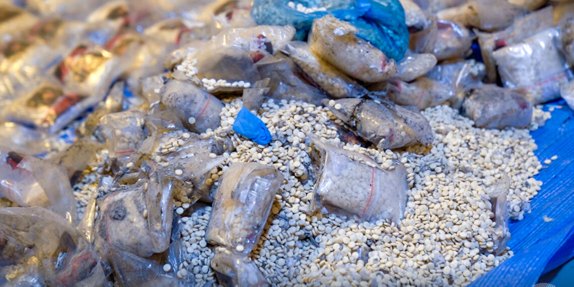 السعودية تضبط كمية كبيرة من المخدرات في منفذ الحديثة البري مع اﻷردن (صور + فيديو)