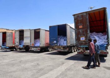 مافيات مرتبطة بقوات اﻷسد تسيطر عليها.. سلل برنامج الأغذية العالمي تباع على البسطات رغم وقف المساعدات