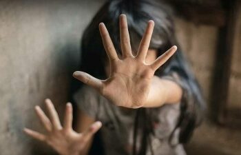 كسرت جمجمتها وكادت تقتلها.. طفلة معلقة بين الحياة والموت بسبب زوجة أبيها في إحدى مشافي دمشق