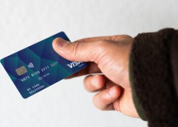 البطاقة الذكية تلحق بالسوريين إلى ألمانيا.. انتقادات واتهامات للحكومة بإذلال اﻷجانب