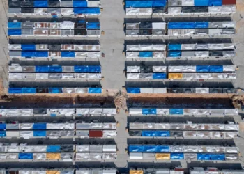 اﻹيجار ارتفع 300% عقب الزلزال.. مئات آلاف النازحين لا زالوا يعيشون في “كرفانات” جنوب تركيا