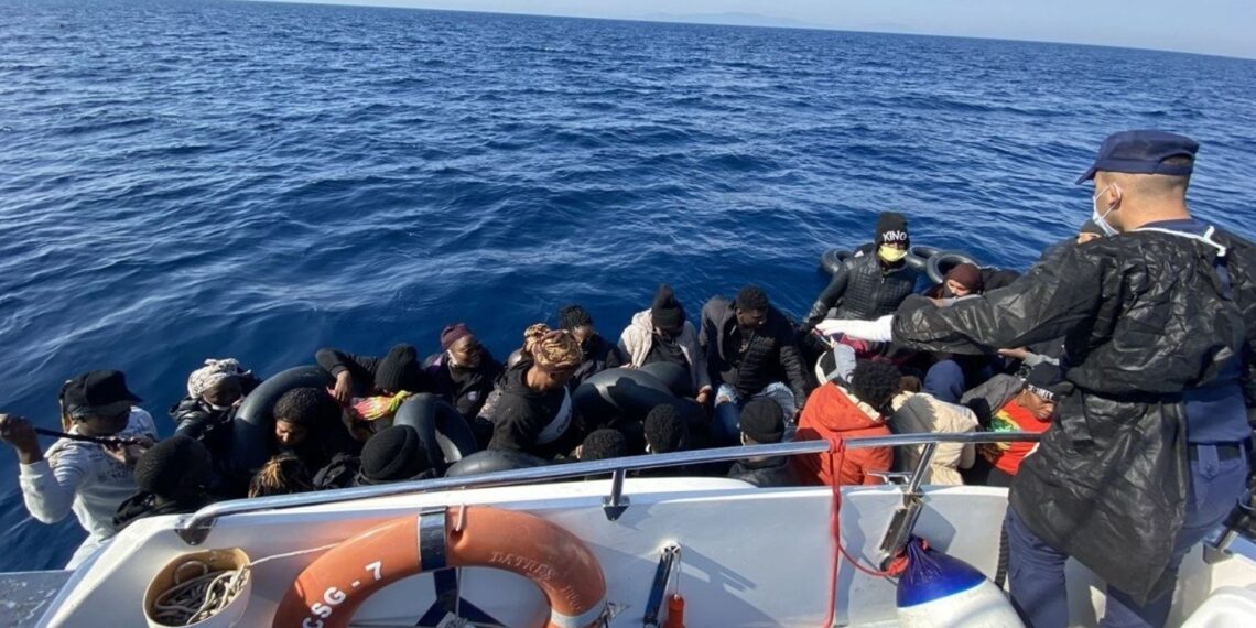 إنقاذ المهاجرين غير الشرعيين من البحر