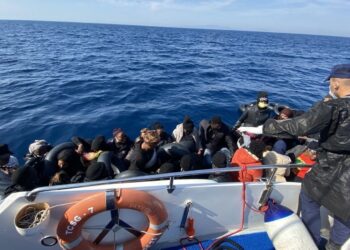إنقاذ المهاجرين غير الشرعيين من البحر