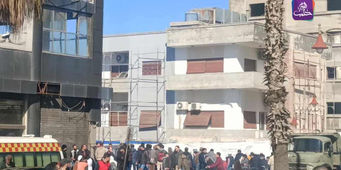 تجمع لأهالي مدينة حمص في مكان الاستهداف الاسرائيلي بحي الحمرا