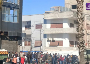 تجمع لأهالي مدينة حمص في مكان الاستهداف الاسرائيلي بحي الحمرا