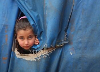 فتاة تعيش في مخيمات الشمال السوري